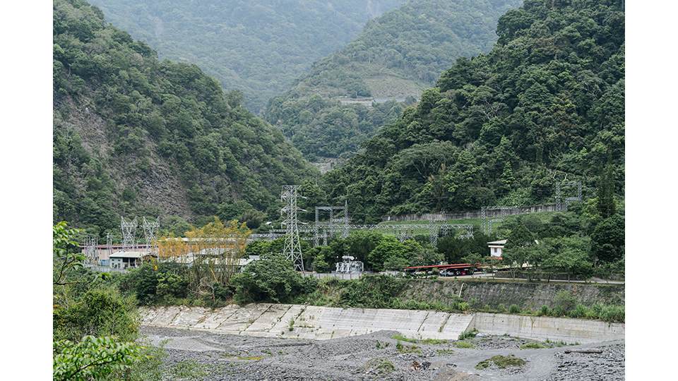 遠眺發電機組及舊辦公區。